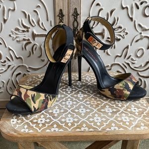 Open-toed faux suede camo ankle-strap shoe, size 7.5